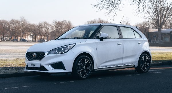 Mg 3 Exterior in white driving on a road